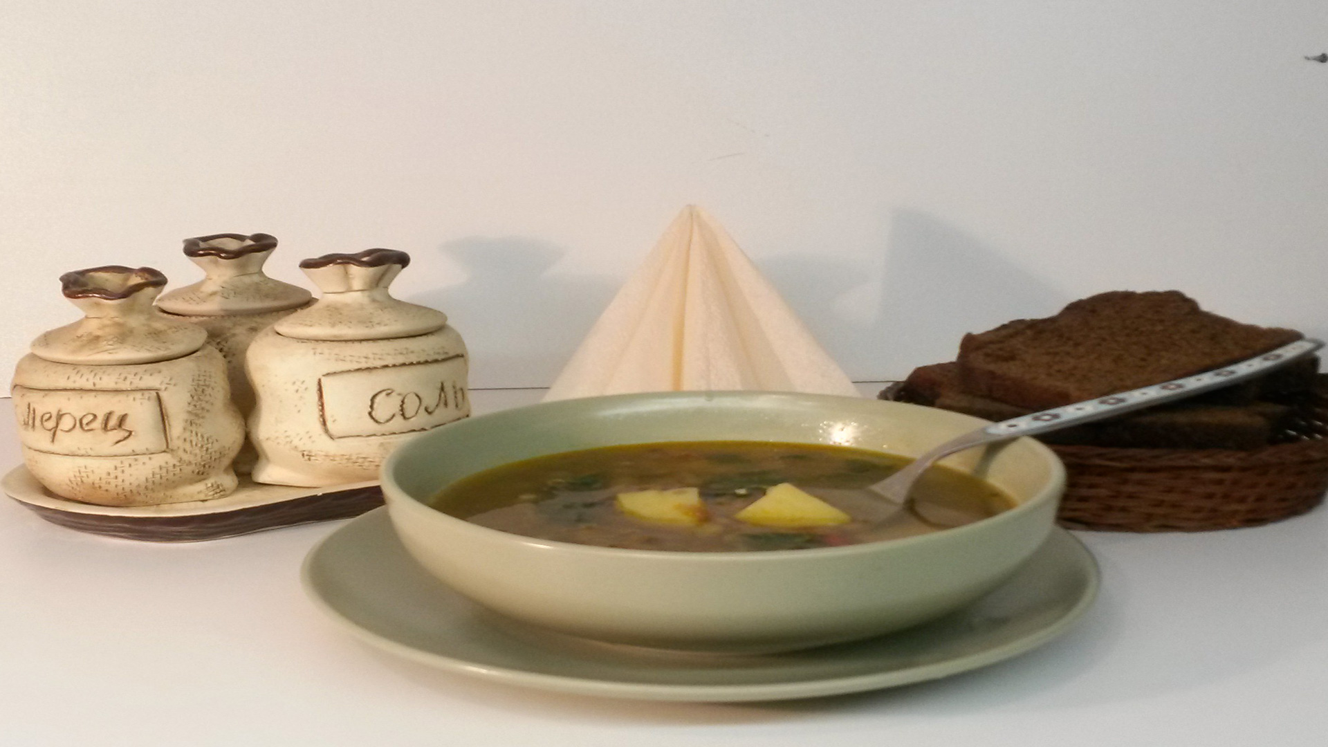Тарелка с чечевичным супом, хлебом и специями