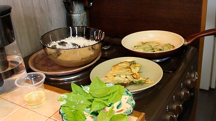 Процесс приготовления жареного шпината в кляре.