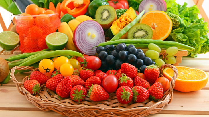 Овощи и фрукты содержат много полезных питательных веществ.