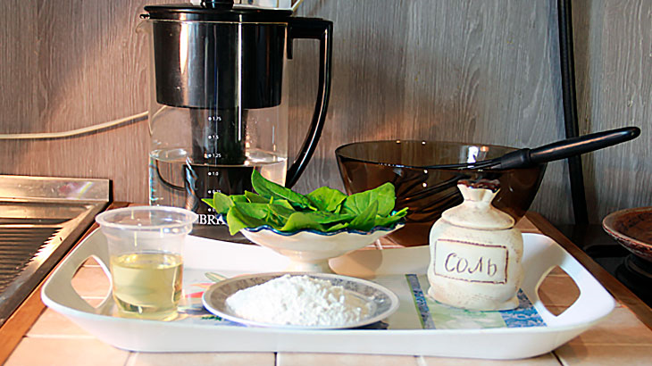 Инвентарь и ингредиенты для приготовления шпината