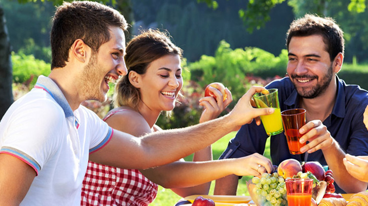 Фрукты, овощи и соки — обязательный атрибут праздничного стола