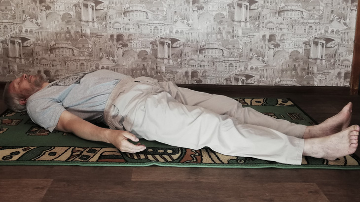 Шавасана поза для релаксации и медитации лежа.